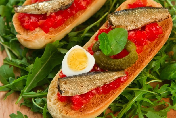 Брускетта со шпротами