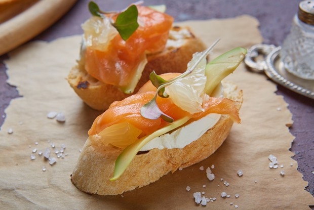 Брускетта со слабосоленым лососем и сыром Филадельфия