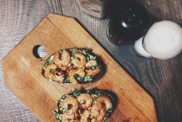 Брускетты с креветками и руколой