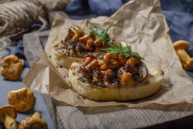 Брускетты с лисичками и паштетом из куриной печени