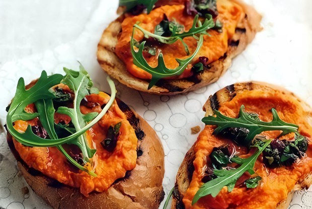 Брускетты с овощным пюре  и рукколой