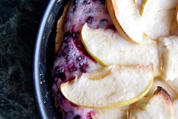 Брусничный пирог с яблоками