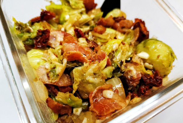 Брюссельская капуста, обжаренная с беконом и сыром
