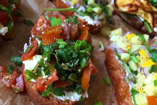 Брусскетта с томатом, рукколой, омлетом и ореховым соусом