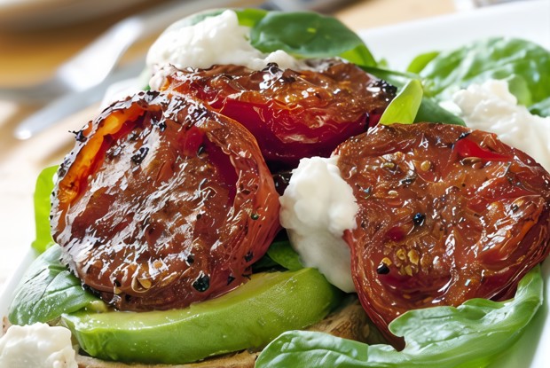 Брынза, запеченная с перцем чили, помидорами черри и кинзой