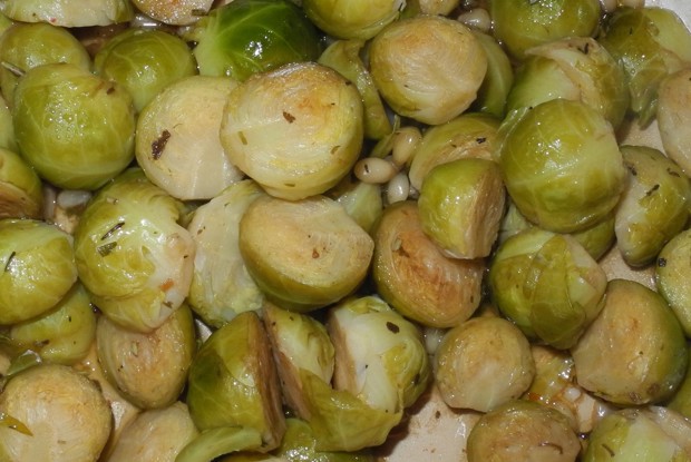 Брюссельская капуста с соусом из бальзамического уксуса и кедровыми орешками