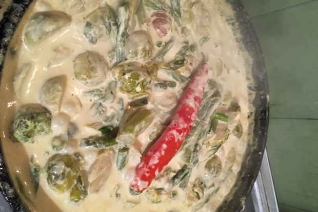 Брюссельская капуста, спаржа и зеленая фасоль в сливках с чили