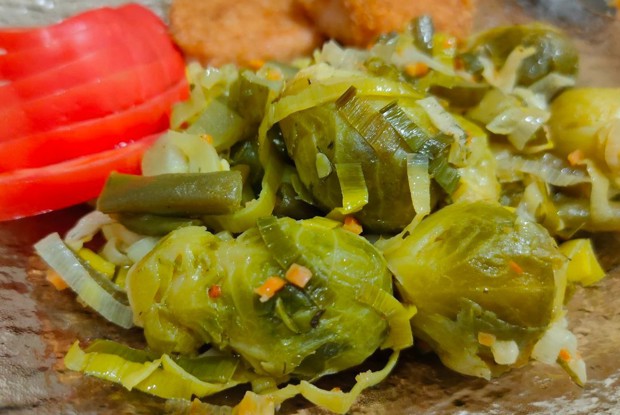Брюссельская капуста тушеная с пореем, зеленой фасолью и солеными огурцами