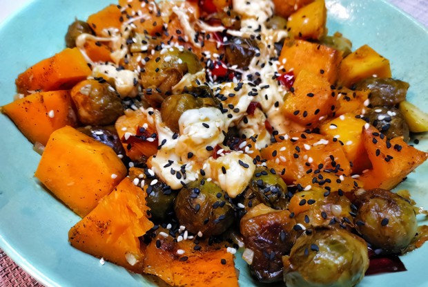 Брюссельская капуста, запеченная с тыквой