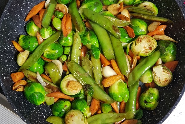 Брюссельская капуста, жаренная с горохом