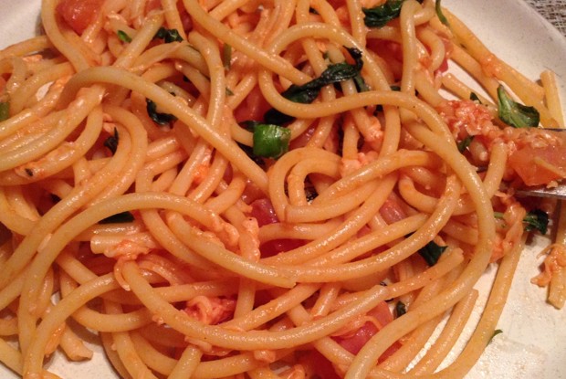 Букатини с томатным соусом и лососем