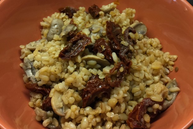Булгур с грибами и вялеными помидорами