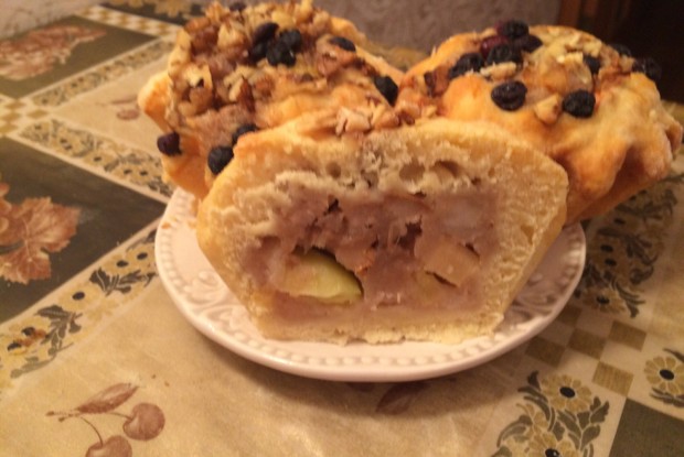 Булочка с грушей и корицей