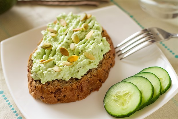 Булочка с творогом и авокадо