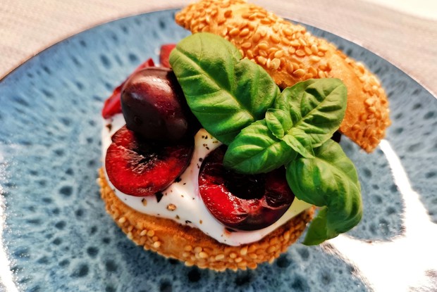 Булочка со сметаной и черешней