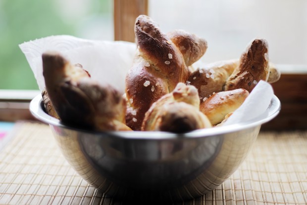 Булочки-косички с льняными семечками и солью