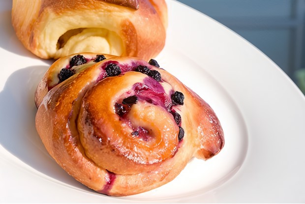 Булочки с черной смородиной и взбитыми сливками