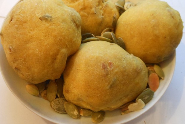 Булочки с карри и тыквенными семечками