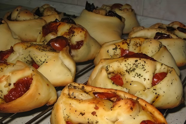 Булочки с печеными помидорами и чесноком