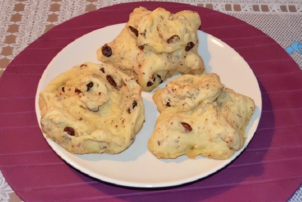 Булочки сдобные с изюмом и орехами из картофельного дрожжевого теста