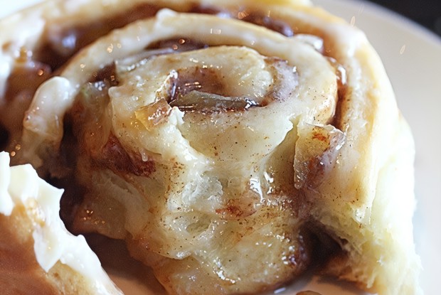 Булочки с корицей и с яблоком