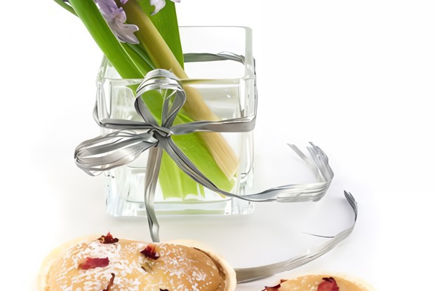 Булочки в виде сердец с сушеной вишней и шоколадными чипсами