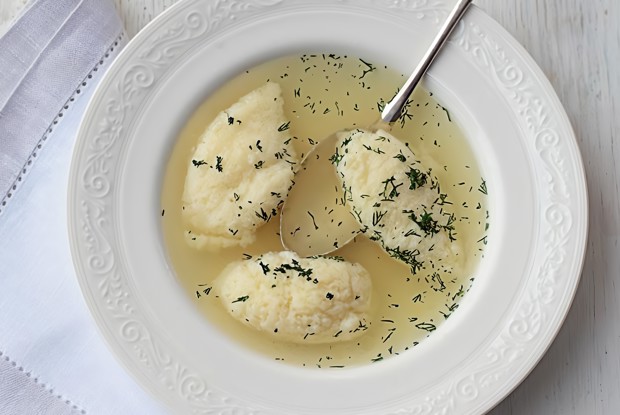 Бульон из цесарки с яичными клецками