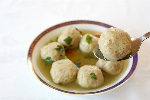 Бульон куриный с клецками из мацы