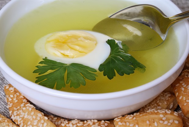 Бульон с яйцом