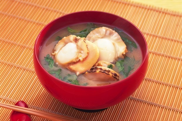 Бульон с лапшой соба и гребешками