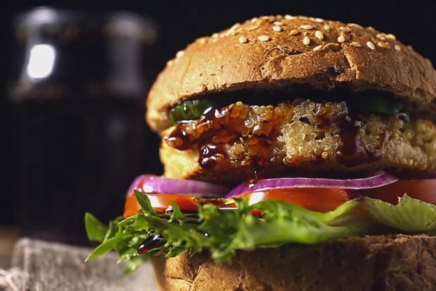 Бургер из киноа с мятным соусом