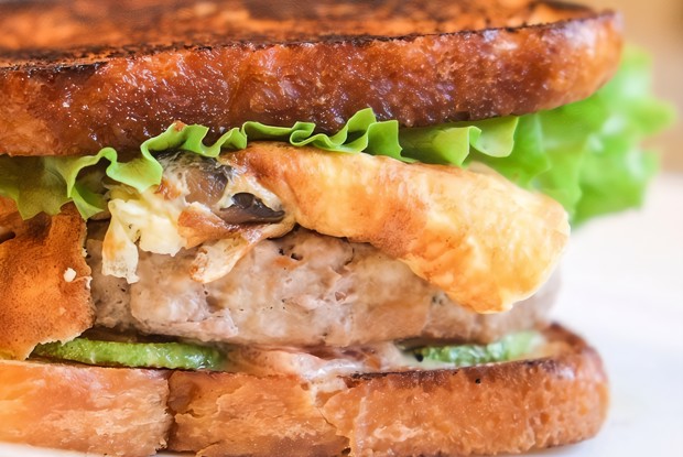 Бургер на тостовом хлебе с цукини, омлетом с шампиньонами и заправкой из домашнего майонеза