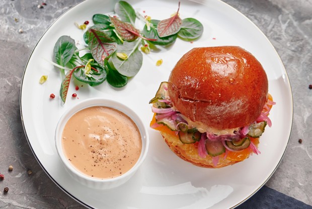 Бургер с цыпленком и сыром