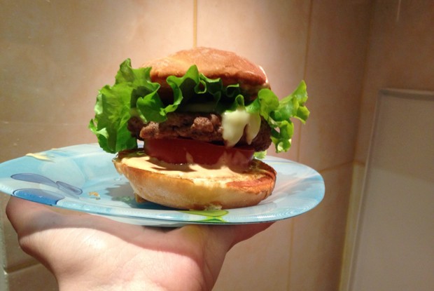 Бургер с говядиной и горчичным соусом