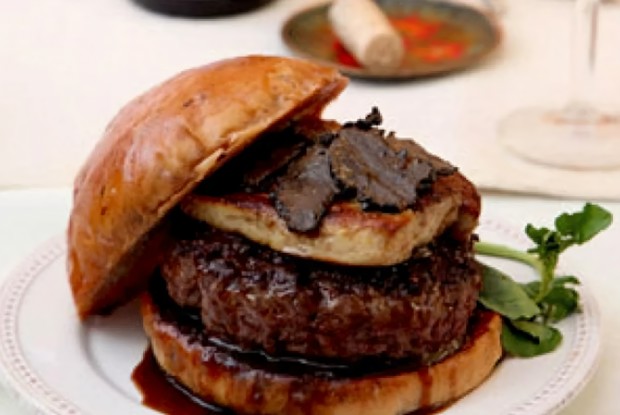Бургер с говяжьей котлетой и утиным паштетом