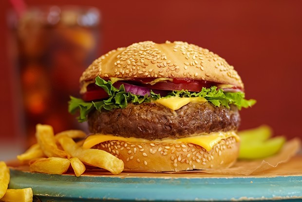 Бургер с мясом, овощами и сыром