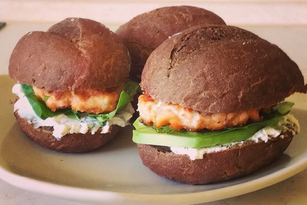 Бургер с семгой и авокадо