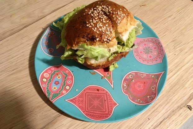 Бургер с треской с соусом из горошка и морской капусты