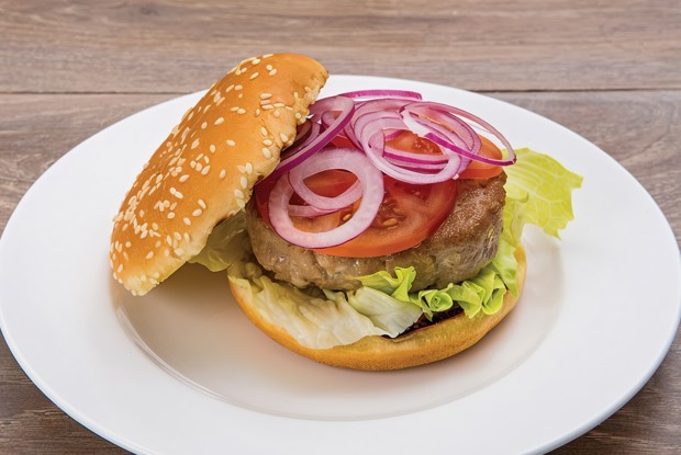 Бургер с тунцом, луком и помидором