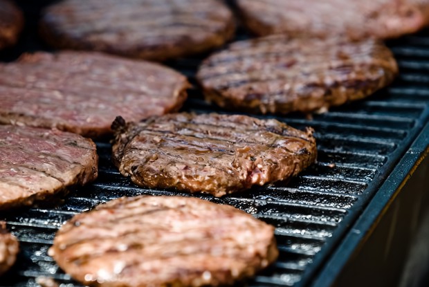 Бургеры из говядины с маслинами и авокадо