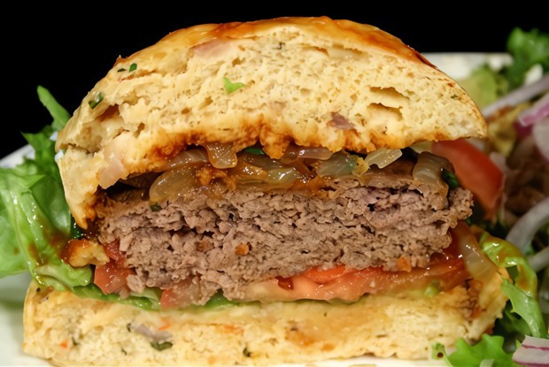 Бургеры на гриле с фетой и жаренным красным луком