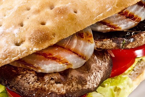 Бургеры на гриле с портобелло, розмарином и рукколой