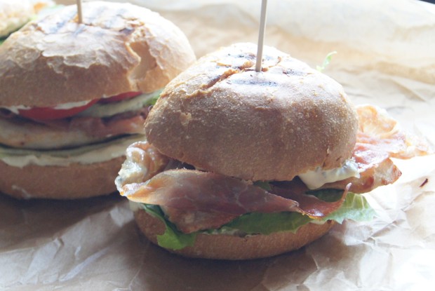 Бургеры с курицей и беконом