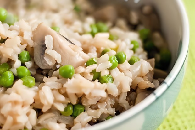 Бурый рис с грибами и зеленым горошком