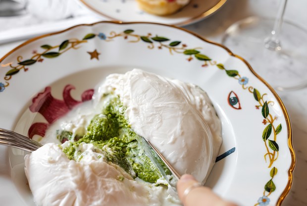 Буррата с соусом песто