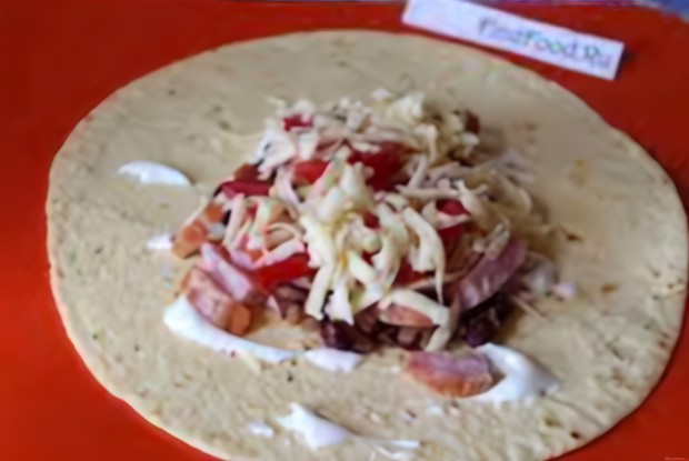 Буррито с колбасой для завтрака