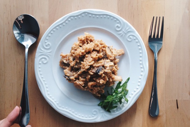 Бурый рис с шампиньонами и сметаной