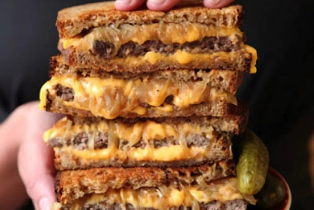 Бутерброд из говядины с расплавленным сыром