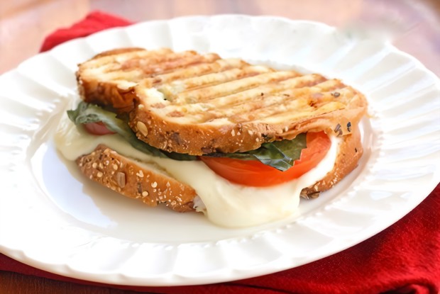 Бутерброд «Капрезе с соусом»