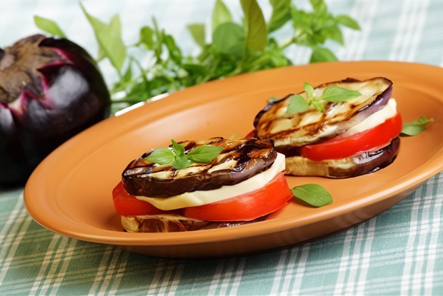 Бутерброд с баклажаном и моцареллой